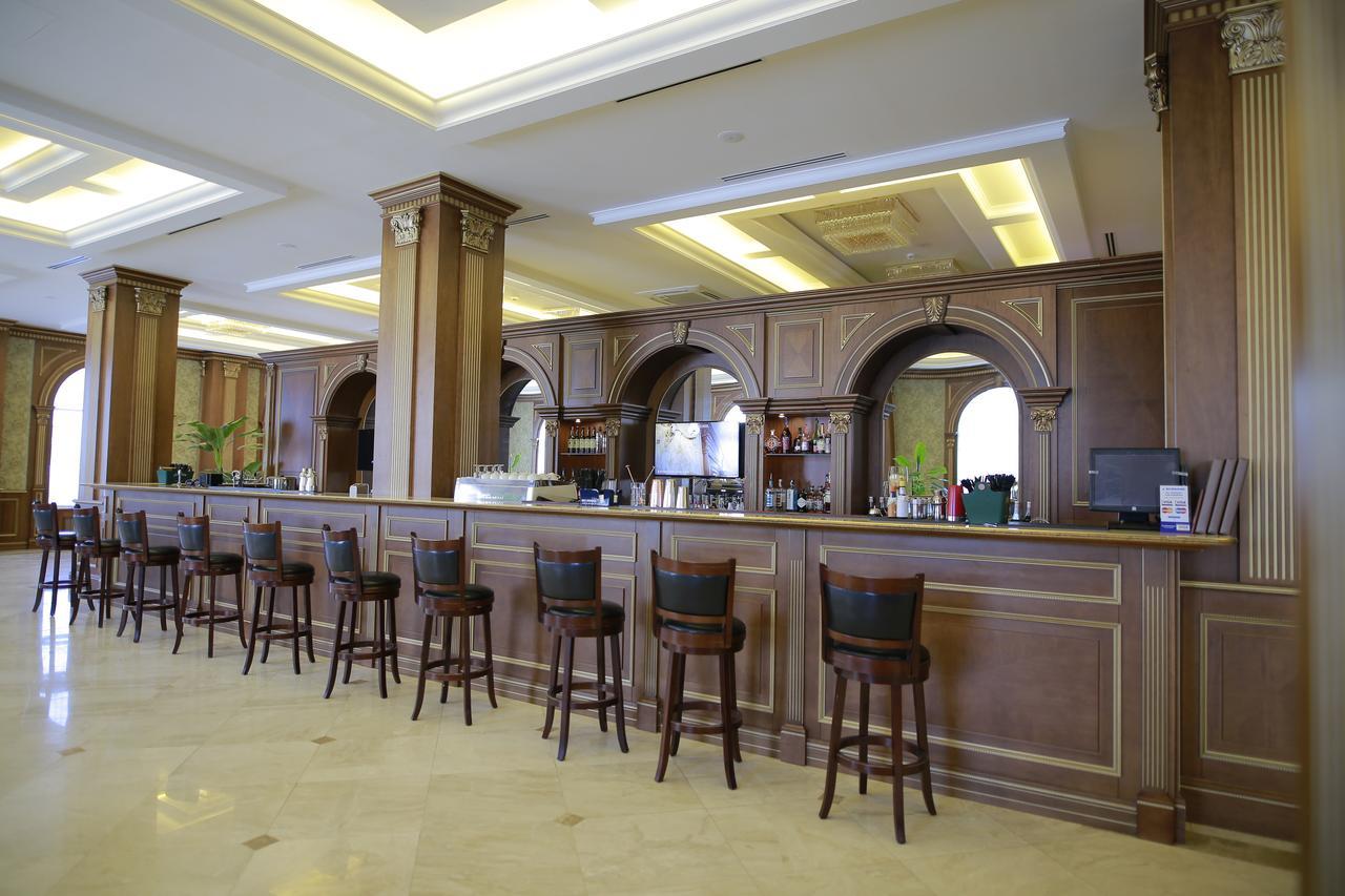 苏丹皇宫酒店 阿特劳 外观 照片 The bar at the hotel