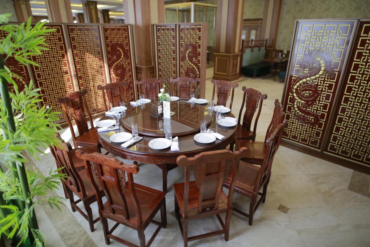 苏丹皇宫酒店 阿特劳 外观 照片 A round table with chairs